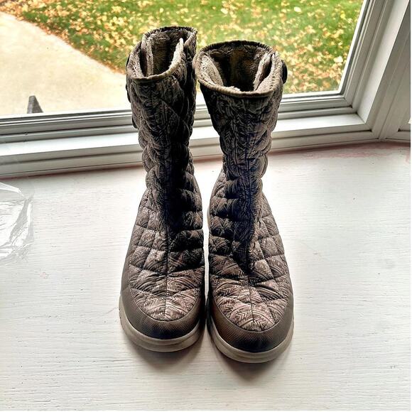Grey the North Face quilted Snow Boots Winter size 9 EUC - Picture 2 of 5